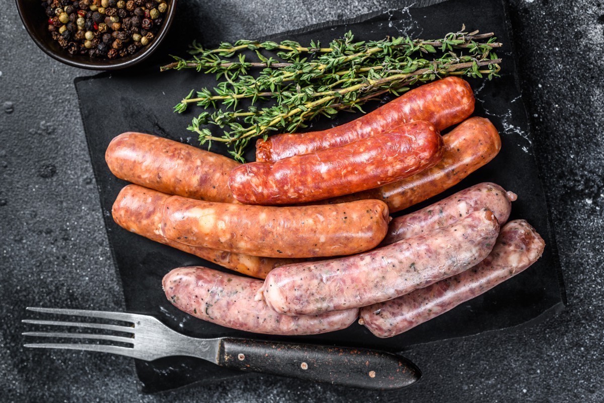 muestra-de-preparados-para-barbacoa-salchicha-chorizo-criollo-chorizo-en-carnes-vaquero-carniceria-en-villaverde-madrid