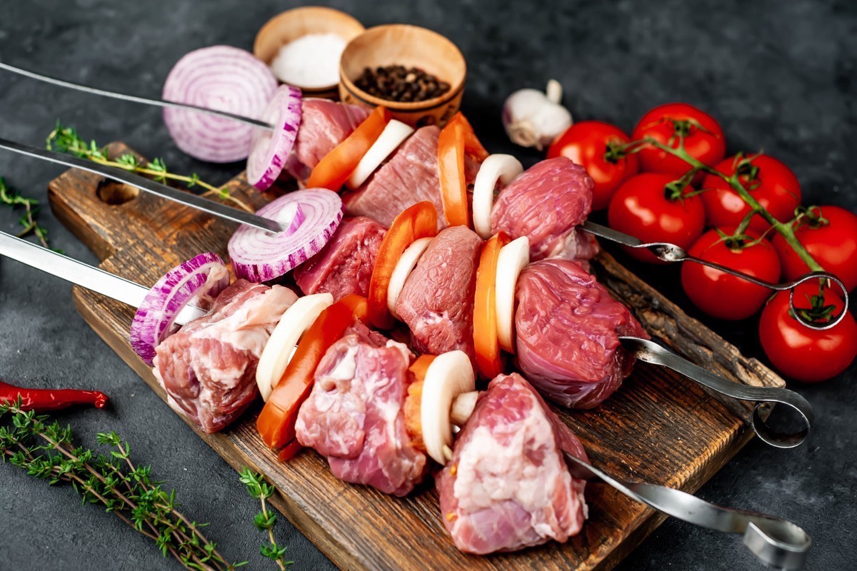 brochetas-de-carne-con-verduras-en-carnes-vaquero-carniceria-en-villaverde-madrid
